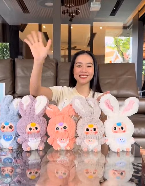 Diễn viên Diệp Bảo Ngọc được tặng một bộ sưu tập đồ sộ với đủ kích cỡ, trong đó có bộ 12 con giáp. Cô cho biết sau khi mở vài hộp, cô bắt đầu thấy vui và thích thú, nghiện cảm giác tò mò, không biết trước về con thú trong hộp hoặc túi.