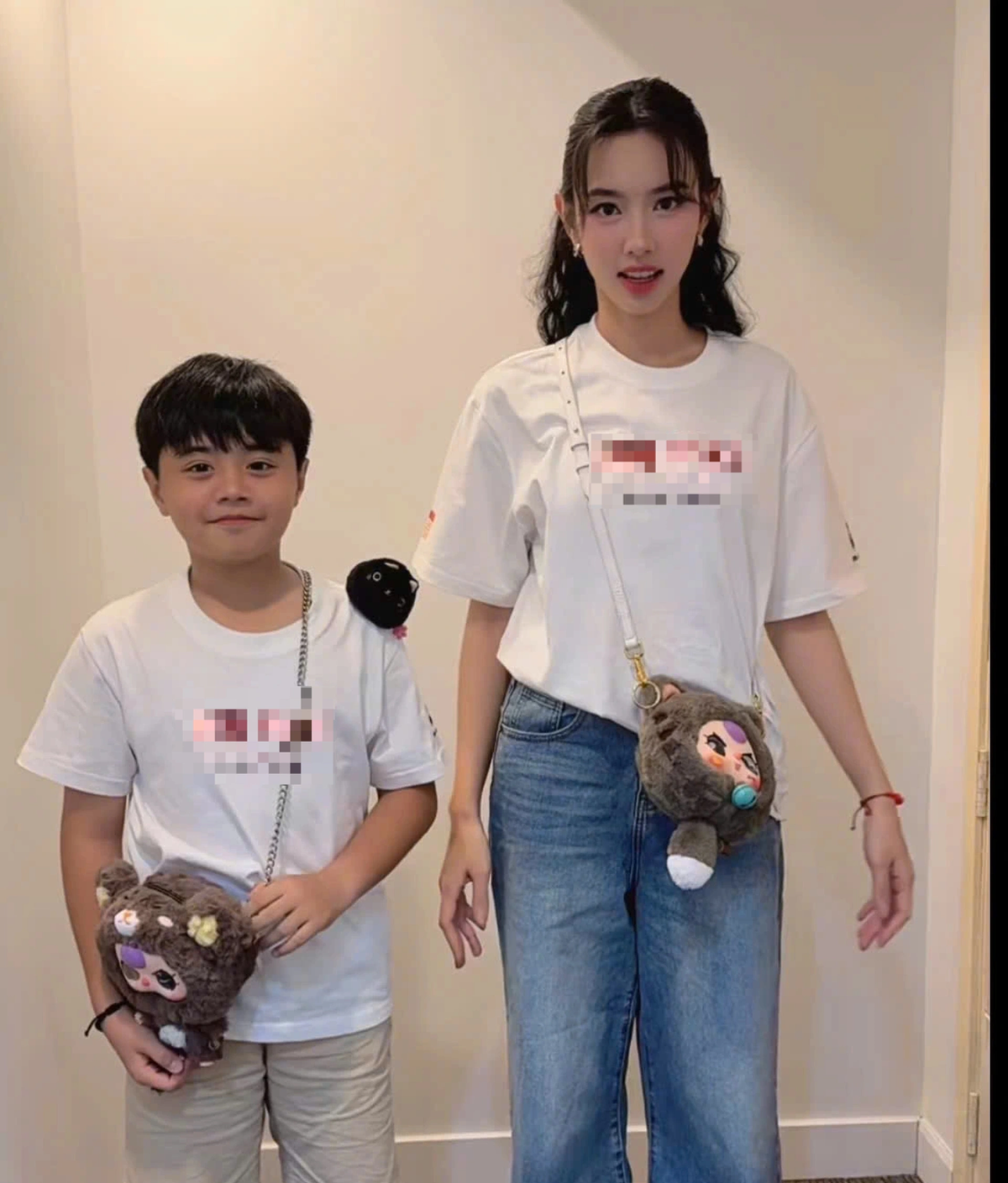 Hoa hậu Thùy Tiên có một con thú cỡ nhỏ dùng làm túi trang trí.