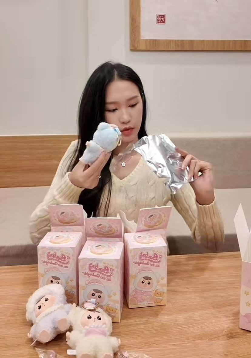 Vợ cầu thủ Đoàn Văn Hâu - Doãn Hải My cũng có hẳn một clip đập hộp Baby Three.