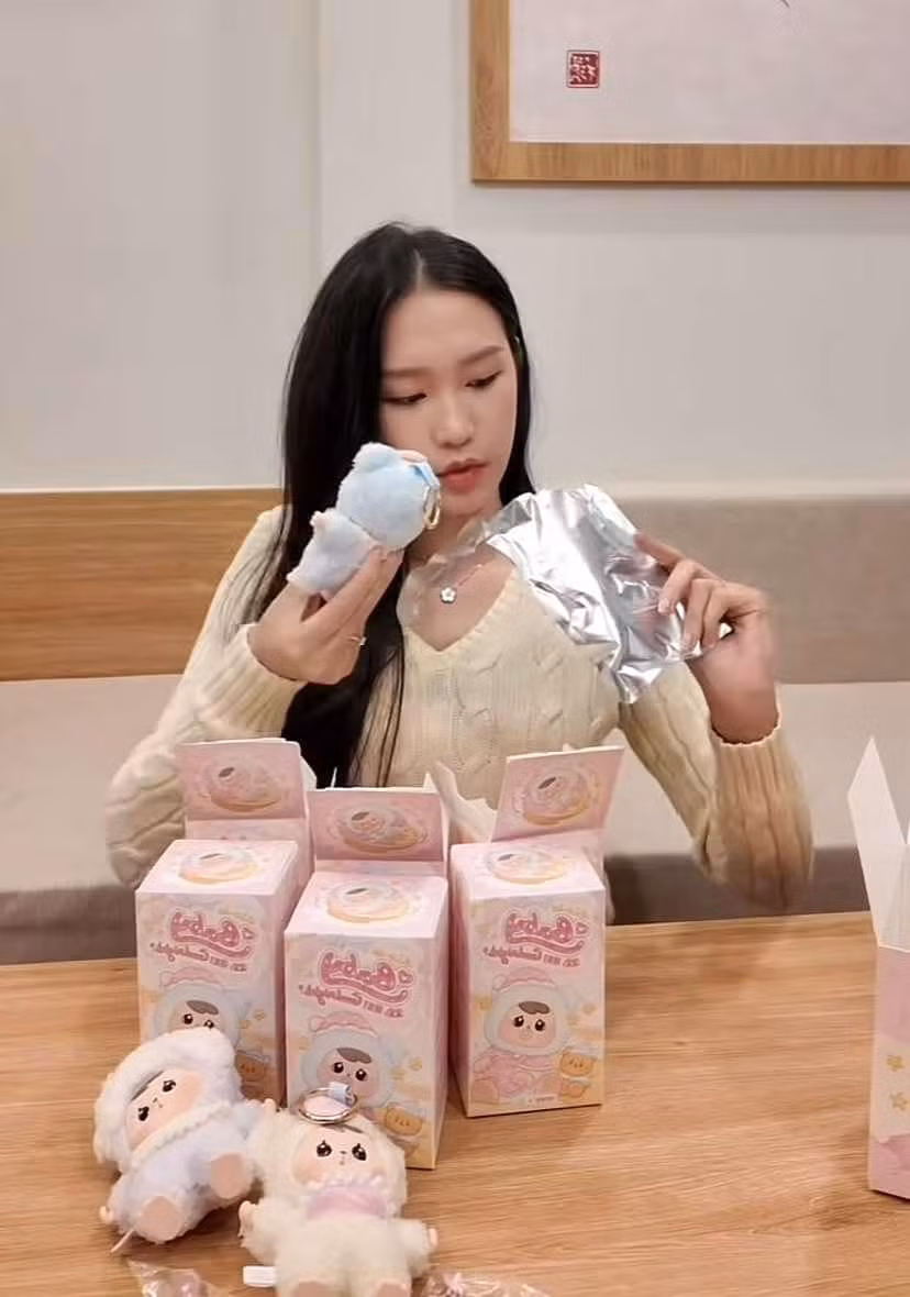 Vợ cầu thủ Đoàn Văn Hâu - Doãn Hải My cũng có hẳn một clip đập hộp Baby Three.