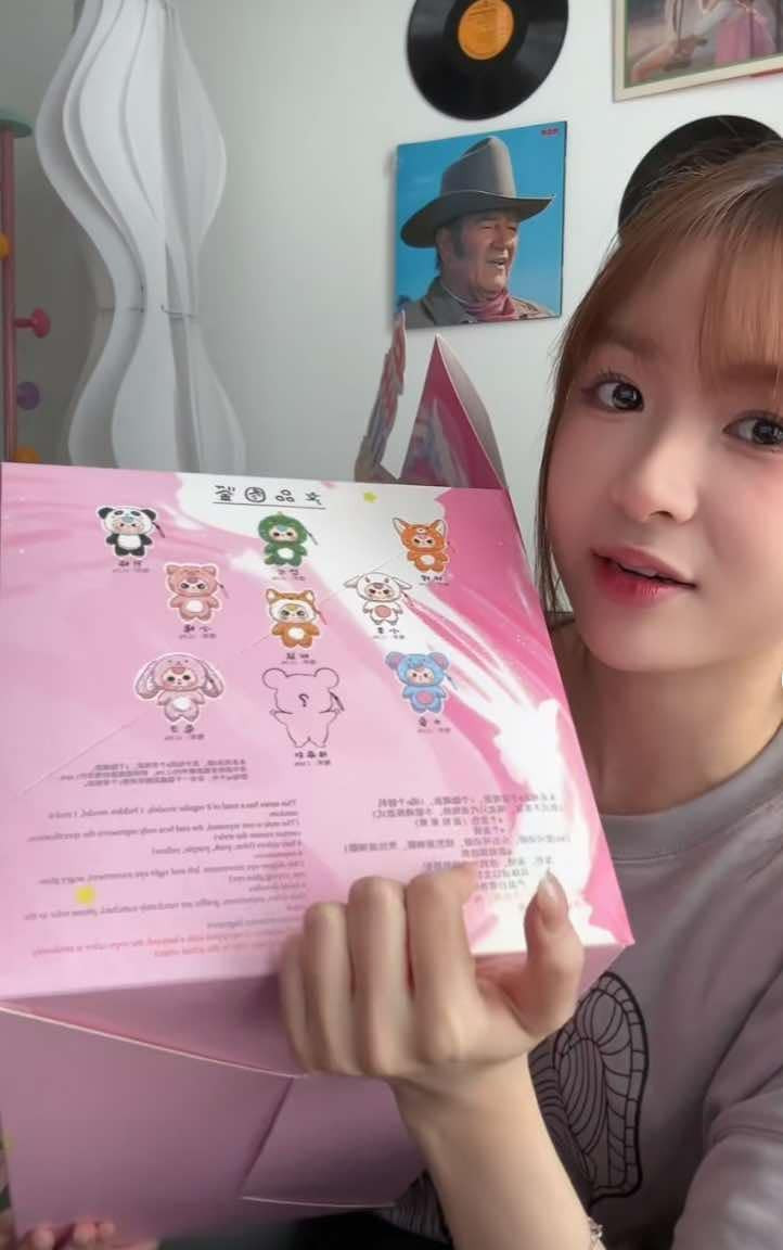 Hot girl Kim Chung Phan hảo hứng khoe clip đập hộp Baby Three. (Ảnh: Tổng hợp MXH)