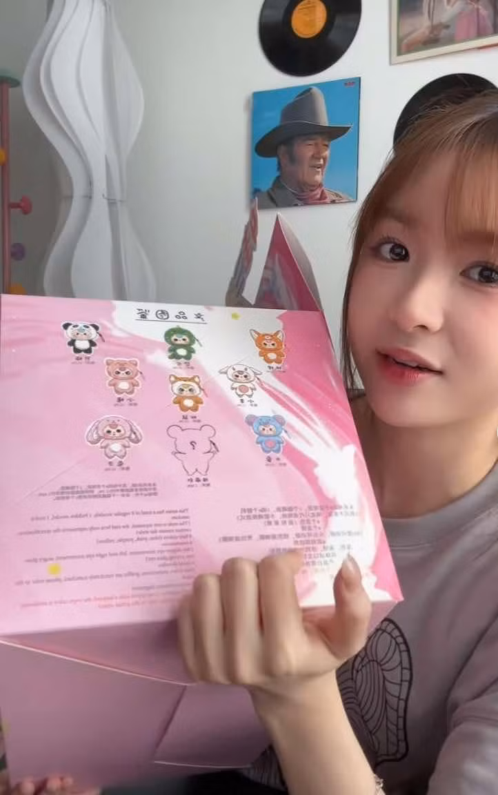 Hot girl Kim Chung Phan hảo hứng khoe clip đập hộp Baby Three. (Ảnh: Tổng hợp MXH)