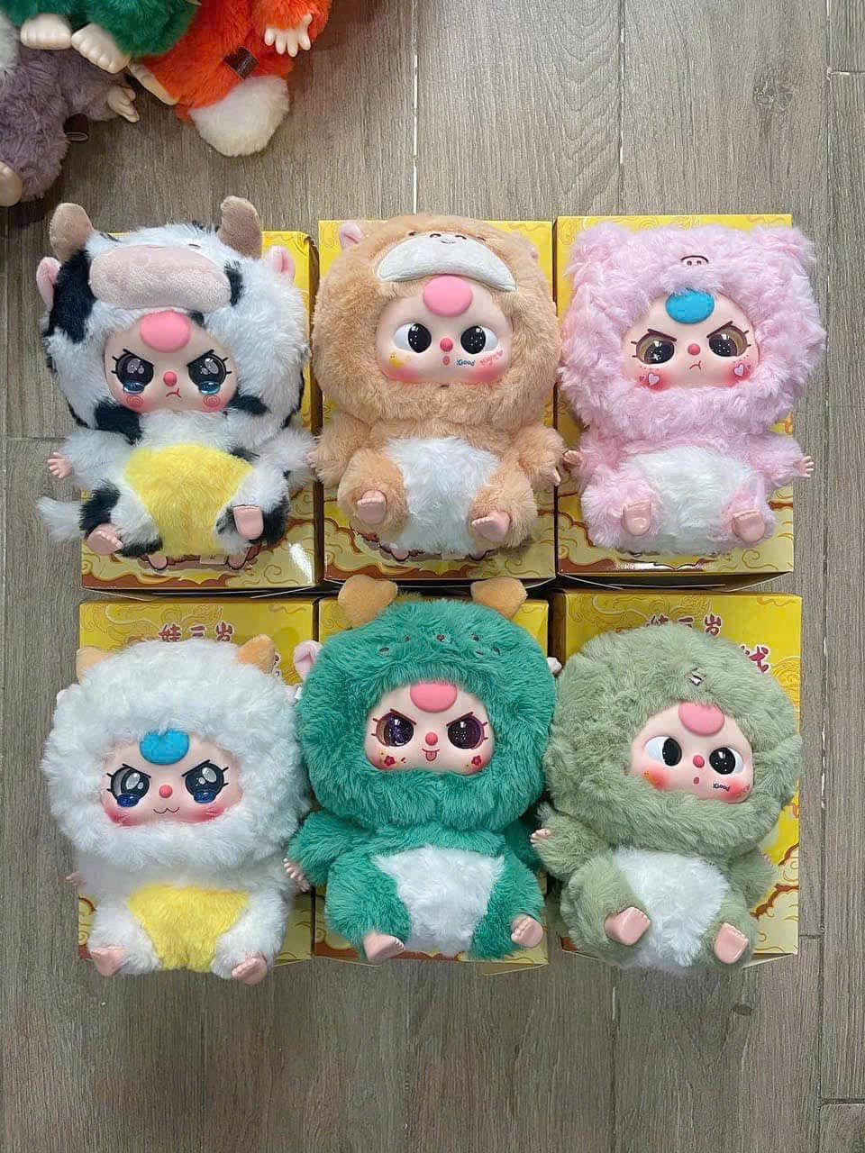 Với thiết kế lạ mắt cùng trải nghiệm "đập hộp" bất ngờ, món đồ chơi Baby Three được rất nhiều người yêu thích, không chỉ trẻ con mà còn cả người lớn. Nhiều người sẵn sàng chi tiền triệu để có được trải nghiệm xé túi mù ra đủ bộ Baby Three.