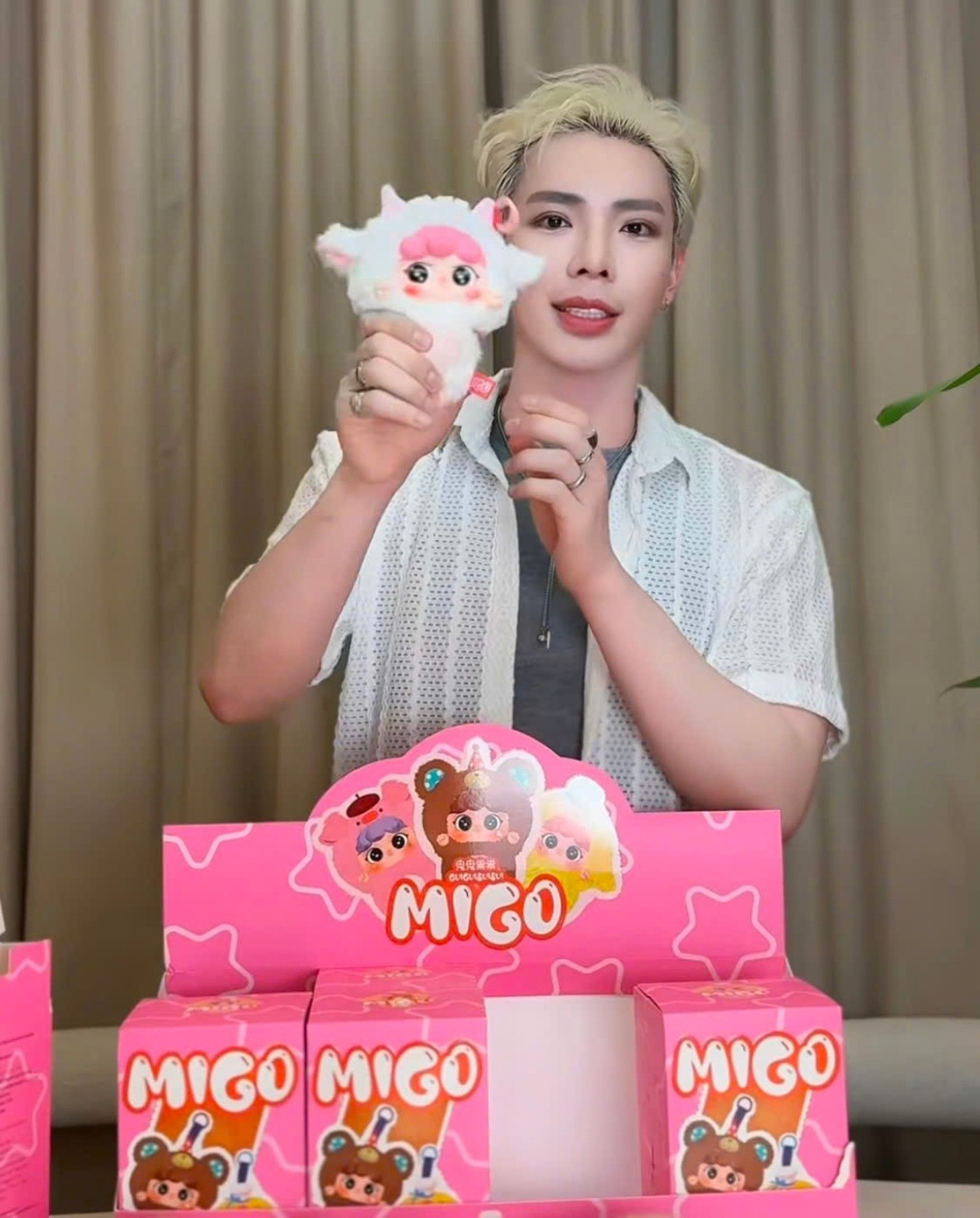 Đứng trước cơn sốt Baby Three, nhiều người nổi tiếng cũng theo đuổi trào lưu này, Erik là một trong số đó. Bắt đầu chơi từ đầu tháng 11, anh cho biết thấy các con thú ngộ nghĩnh, đáng yêu và muốn thử cảm giác đập hộp mù chứ không quá sa đà.