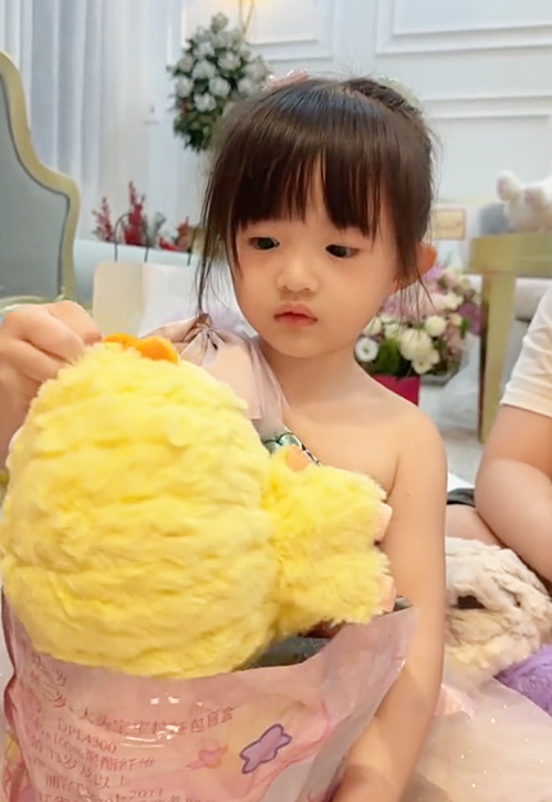 Ca sĩ Đông Nhi khiến netizen thích thú khi đăng tải video bóc túi mù cùng con gái. Biểu cảm sững sờ của em bé khi mở ra con thú bông màu vàng khi mẹ vừa bảo "đừng mở ra màu vàng nhé, có màu vàng rồi" khiến fan bật cười vì quá đáng yêu.