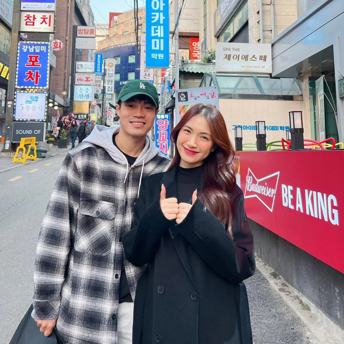 Trước những tin đồn hẹn hò, nữ ca sĩ sinh năm 1995 từng lên tiếng khẳng định, tình bạn giữa cô và Văn Toàn rất tốt, không bị ảnh hưởng bởi những thứ khác.