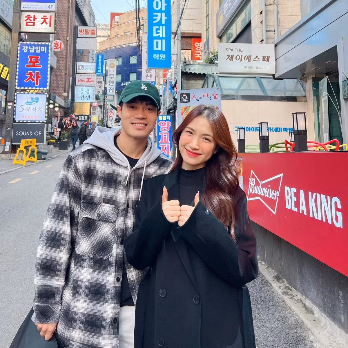 Trước những tin đồn hẹn hò, nữ ca sĩ sinh năm 1995 từng lên tiếng khẳng định, tình bạn giữa cô và Văn Toàn rất tốt, không bị ảnh hưởng bởi những thứ khác.