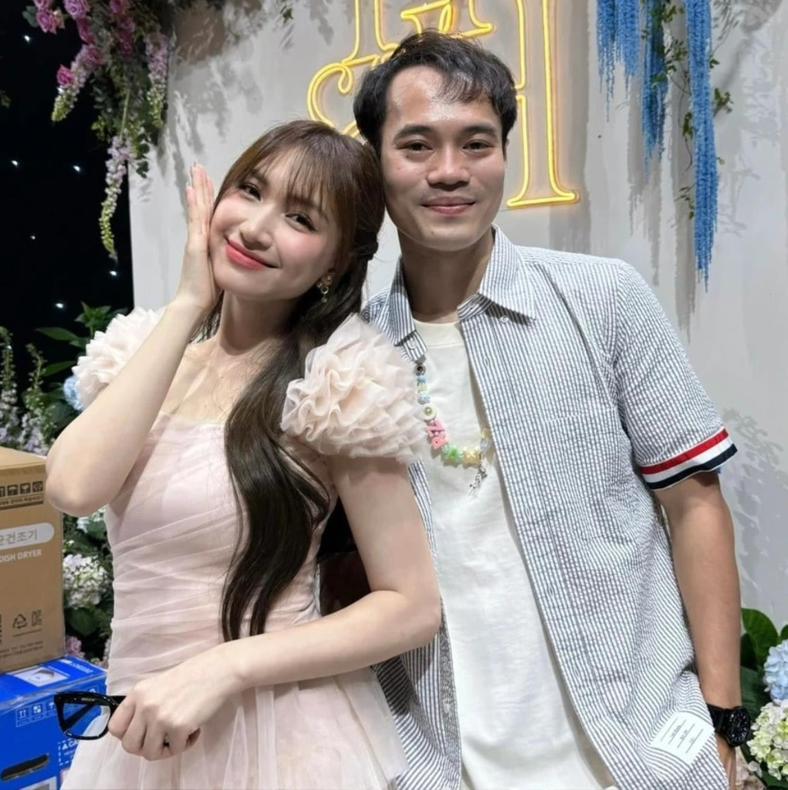 Cặp đôi đã duy trì tình bạn thân thiết hơn 10 năm. Không dừng lại ở việc tương tác trên mạng xã hội, tiền đạo của của Nam Định FC và Hòa Minzy còn thường xuyên gặp gỡ, đi chơi cùng nhau.