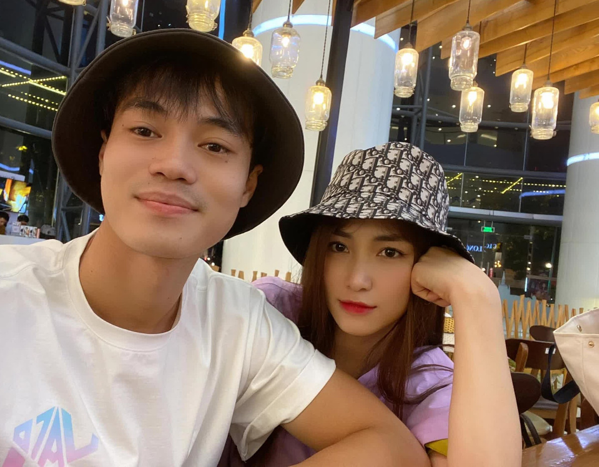 Trong nhiều tấm hình chụp chung cùng nhau, cặp đôi bạn bè này thường xuyên được người hâm mộ nhận xét có tướng phu thê, liên tục đẩy thuyền.