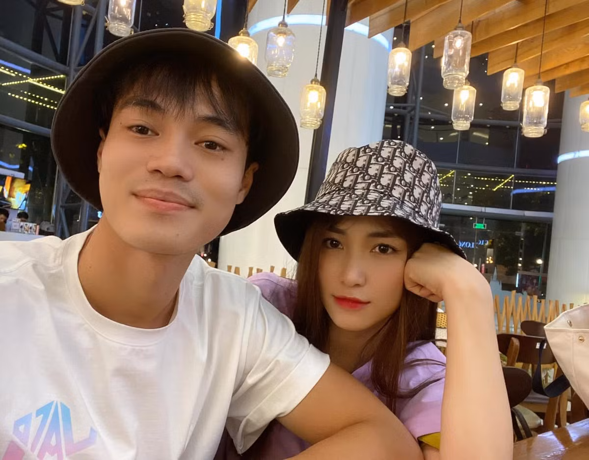 Trong nhiều tấm hình chụp chung cùng nhau, cặp đôi bạn bè này thường xuyên được người hâm mộ nhận xét có tướng phu thê, liên tục đẩy thuyền.