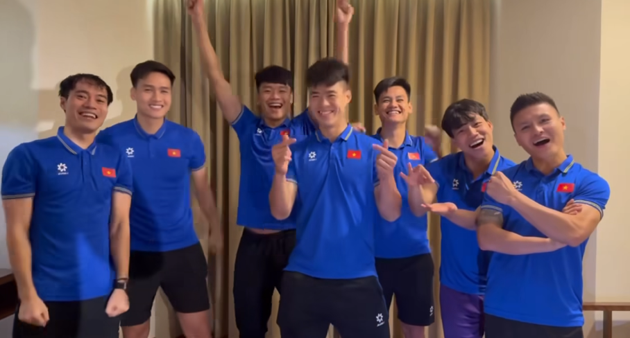 Tình bạn của cặp đôi còn thể hiện ở món quà thứ 2 mà Văn Toàn tặng Hòa Minzy, anh đã rủ các đồng đội ở đội tuyển Việt Nam quay video chúc mừng kỷ niệm 10 năm của nữ ca sĩ. Sự xuất hiện của Quang Hải, Việt Anh, Duy Mạnh, Thành Chung, Văn Thanh và Tấn Tài trong video mang tính chất vui vẻ, hài hước khiến người xem thích thú.