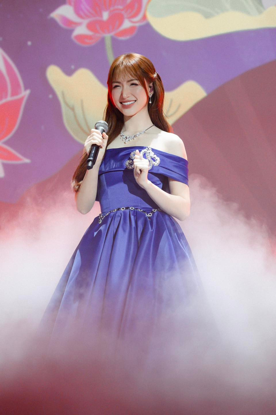 Hòa Minzy sinh năm 1995, quê ở Quế Võ, Bắc Ninh. Từ năm lớp 11, nữ ca sĩ đã một mình lên Hà Nội tự học thanh nhạc, dùng số tiền đi hát ở phòng trà, quán cà phê… để nuôi sống bản thân.