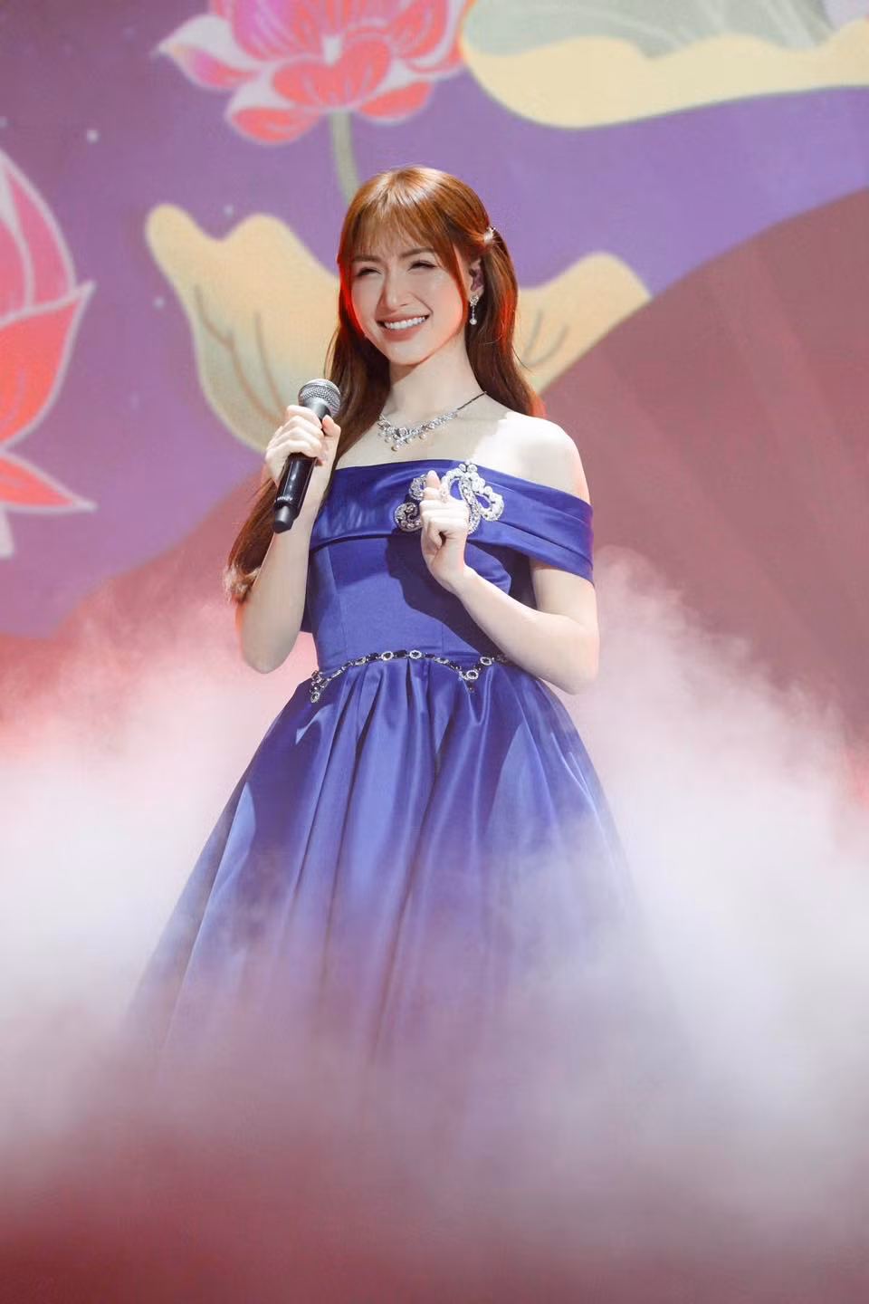 Hòa Minzy sinh năm 1995, quê ở Quế Võ, Bắc Ninh. Từ năm lớp 11, nữ ca sĩ đã một mình lên Hà Nội tự học thanh nhạc, dùng số tiền đi hát ở phòng trà, quán cà phê… để nuôi sống bản thân.