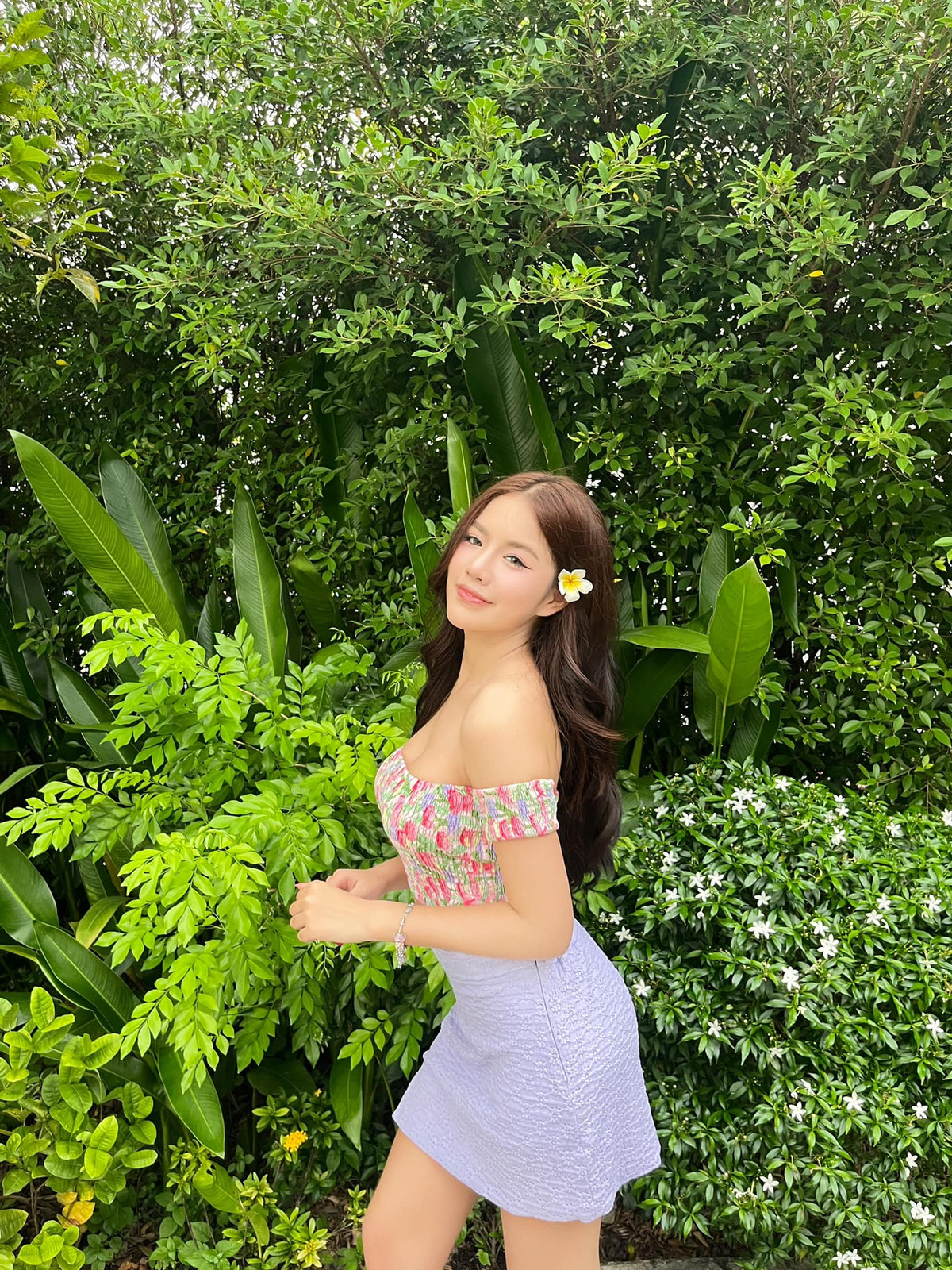 Tuy nhiên, trong loạt ảnh đời thường, Kawinthip Kodchawong lại khiến fan của cô nàng không thể rời mắt với phong cách nữ tính, ngọt ngào.