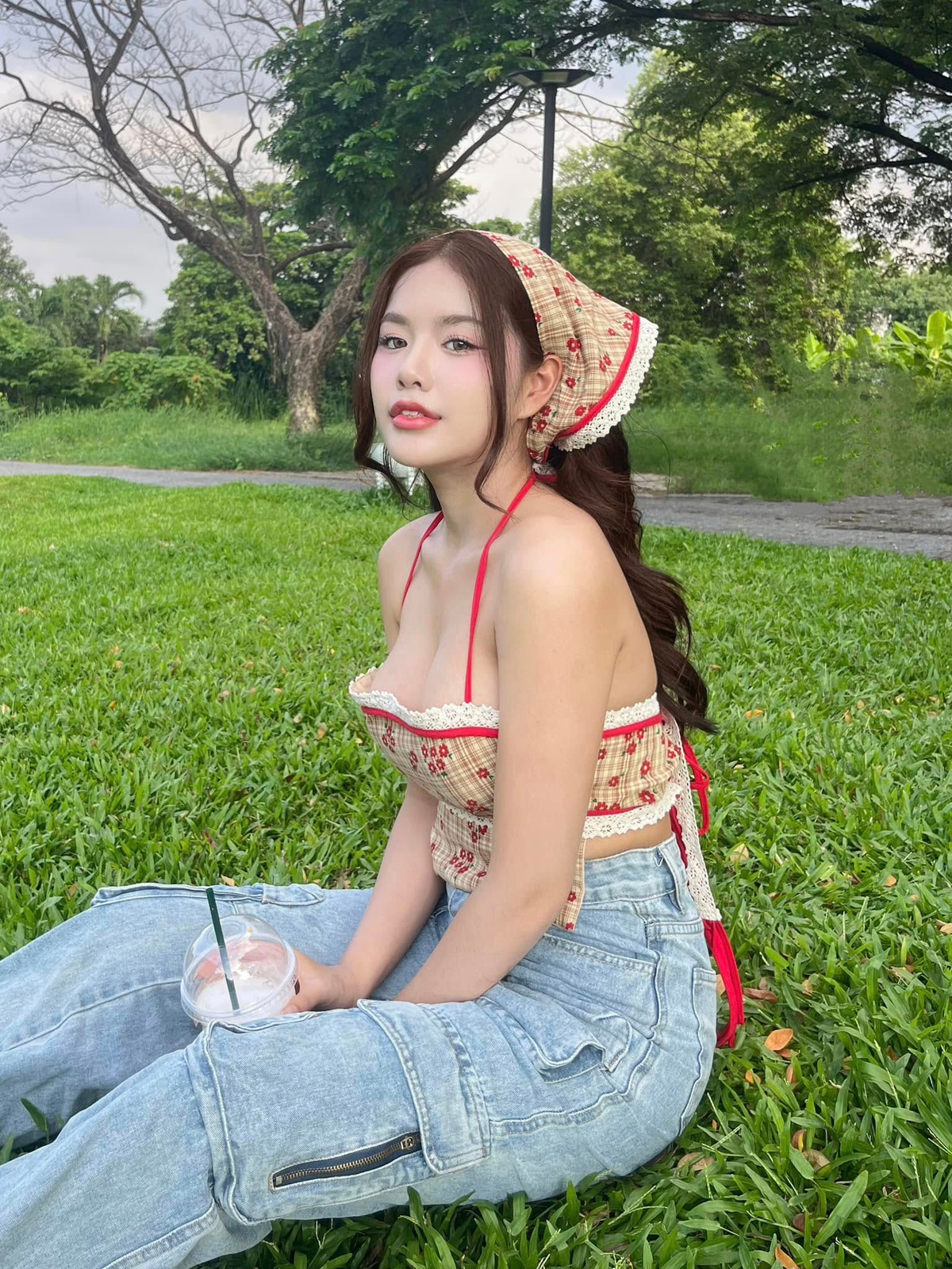 Trong một lần xuất hiện khác, Kawinthip Kodchawong kết hợp quần jean với chiếc áo yếm xinh xắn trông vừa năng động vừa dễ thương.