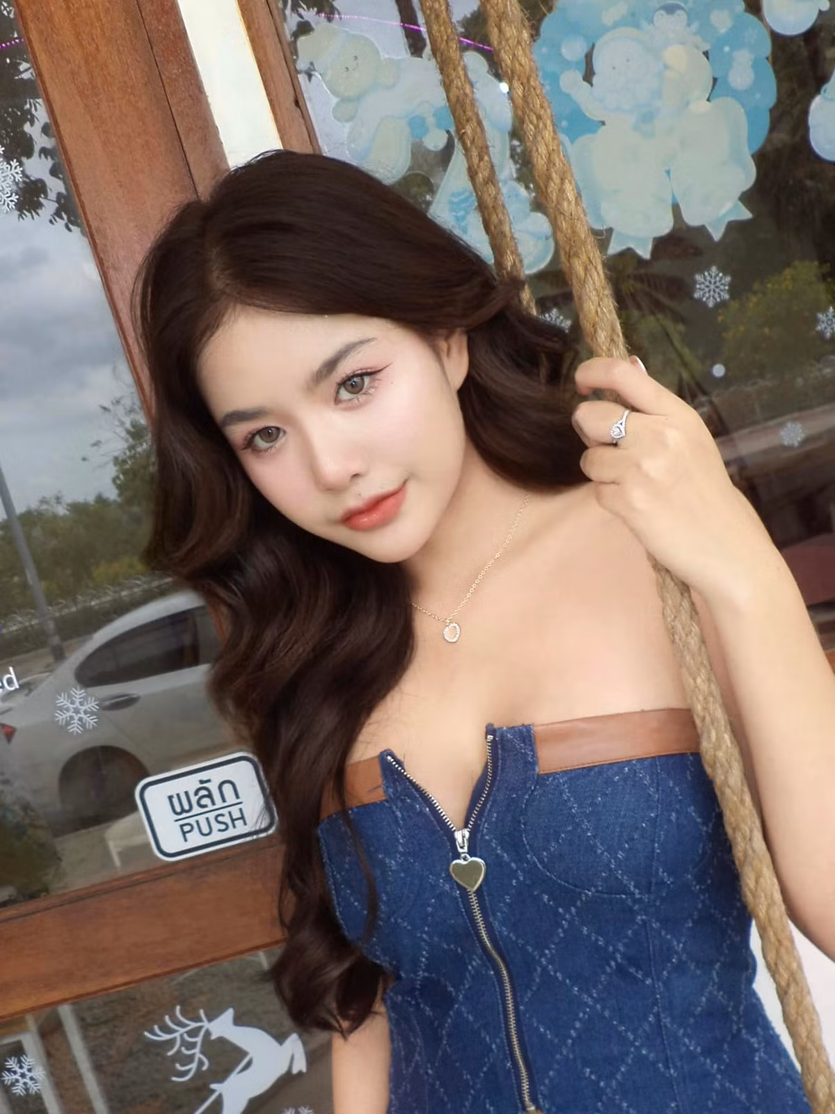 Nhờ lợi thế ngoại hình, cô được nhiều nhãn hàng săn đón làm mẫu thời trang. (Ảnh: IGNV)