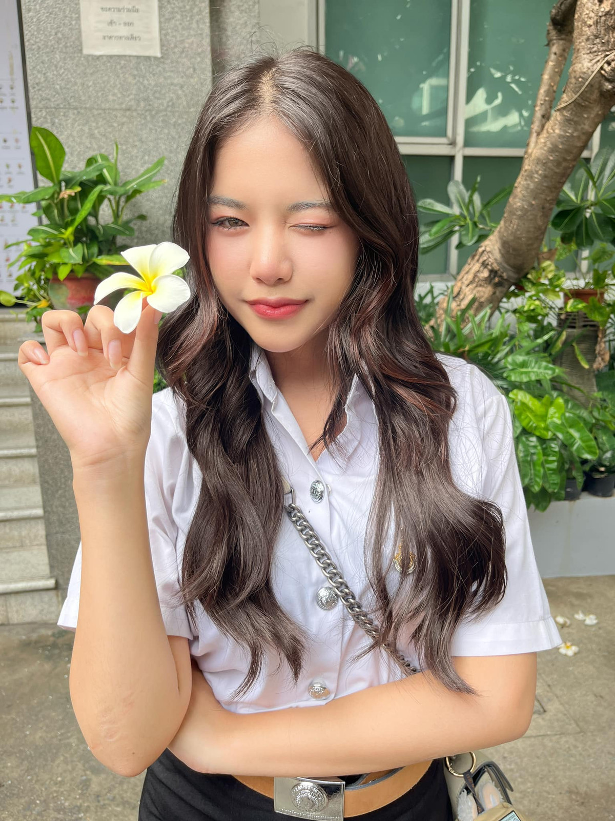 Cũng nhờ vậy cô nàng có thể biến hóa theo nhiều phong cách, từ quý cô gợi cảm đến nữ sinh trung học xinh xắn, ngây thơ.