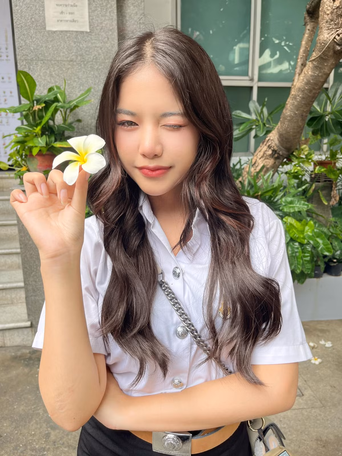 Cũng nhờ vậy cô nàng có thể biến hóa theo nhiều phong cách, từ quý cô gợi cảm đến nữ sinh trung học xinh xắn, ngây thơ.