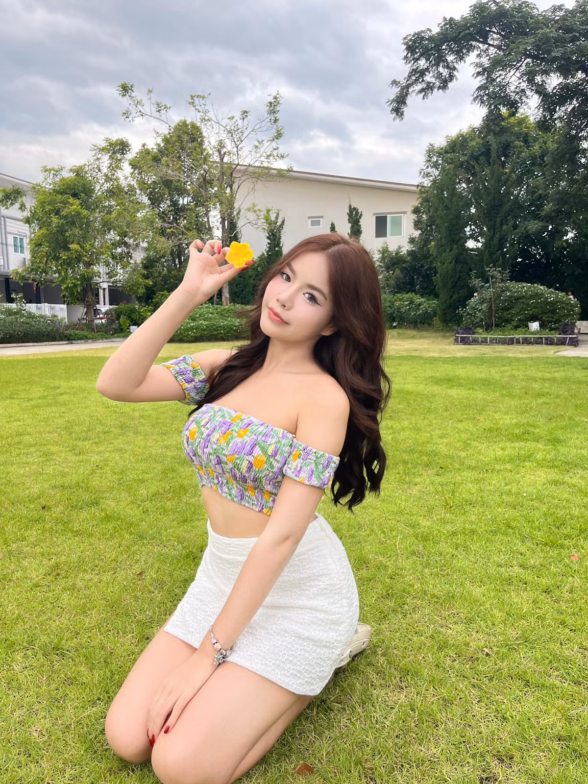 Được biết đến là một mỹ nhân Thái Lan chuộng phong cách gợi cảm, Kawinthip Kodchawong thường xuất hiện với hình ảnh diện trang phục hở bạo, khoe trọn đường cong.