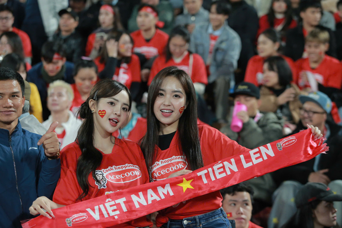 Cô nàng từng nổi đình đám trên mạng xã hội khi năm 2022 sang Qatar xem World Cup 2022, thậm chí nhiều người còn gọi Phương Anh là "hot girl cổ vũ".