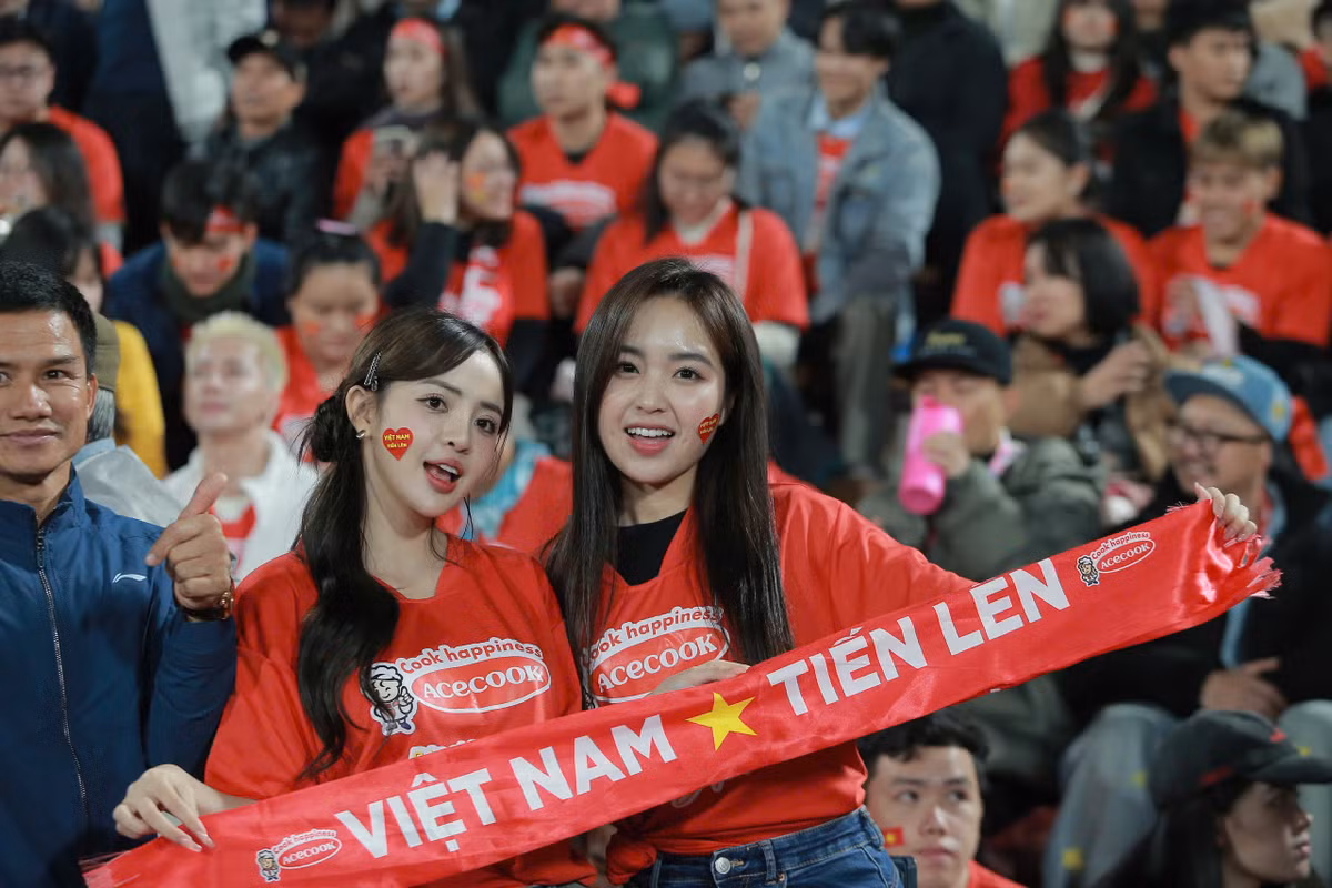 Cô nàng từng nổi đình đám trên mạng xã hội khi năm 2022 sang Qatar xem World Cup 2022, thậm chí nhiều người còn gọi Phương Anh là "hot girl cổ vũ".