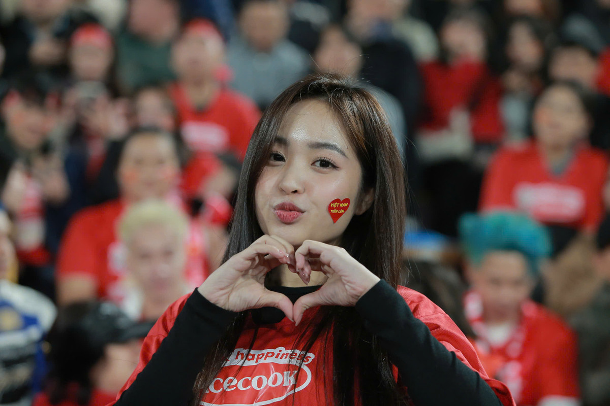 Xuất hiện trên khán đài, Lê Phương Anh diện áo mang sắc đỏ của đội tuyển Việt Nam. Trên má cô nàng còn dán sticker hình trái tim.