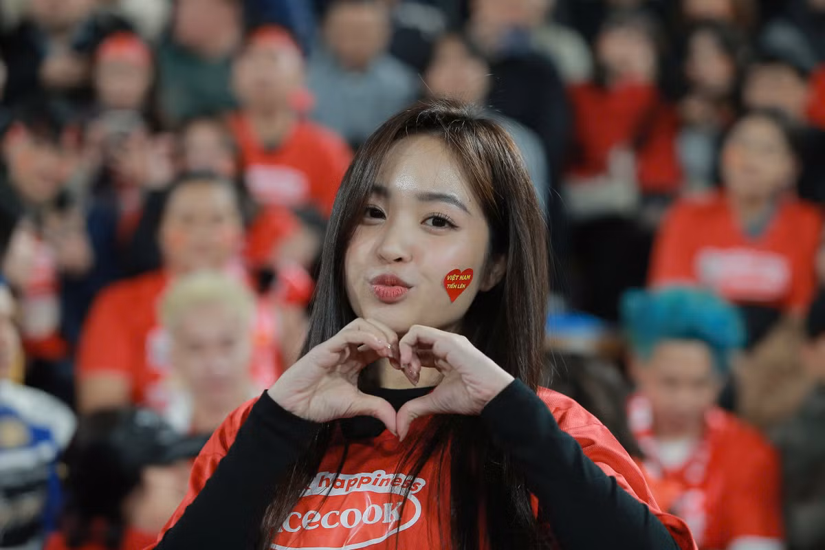 Xuất hiện trên khán đài, Lê Phương Anh diện áo mang sắc đỏ của đội tuyển Việt Nam. Trên má cô nàng còn dán sticker hình trái tim.