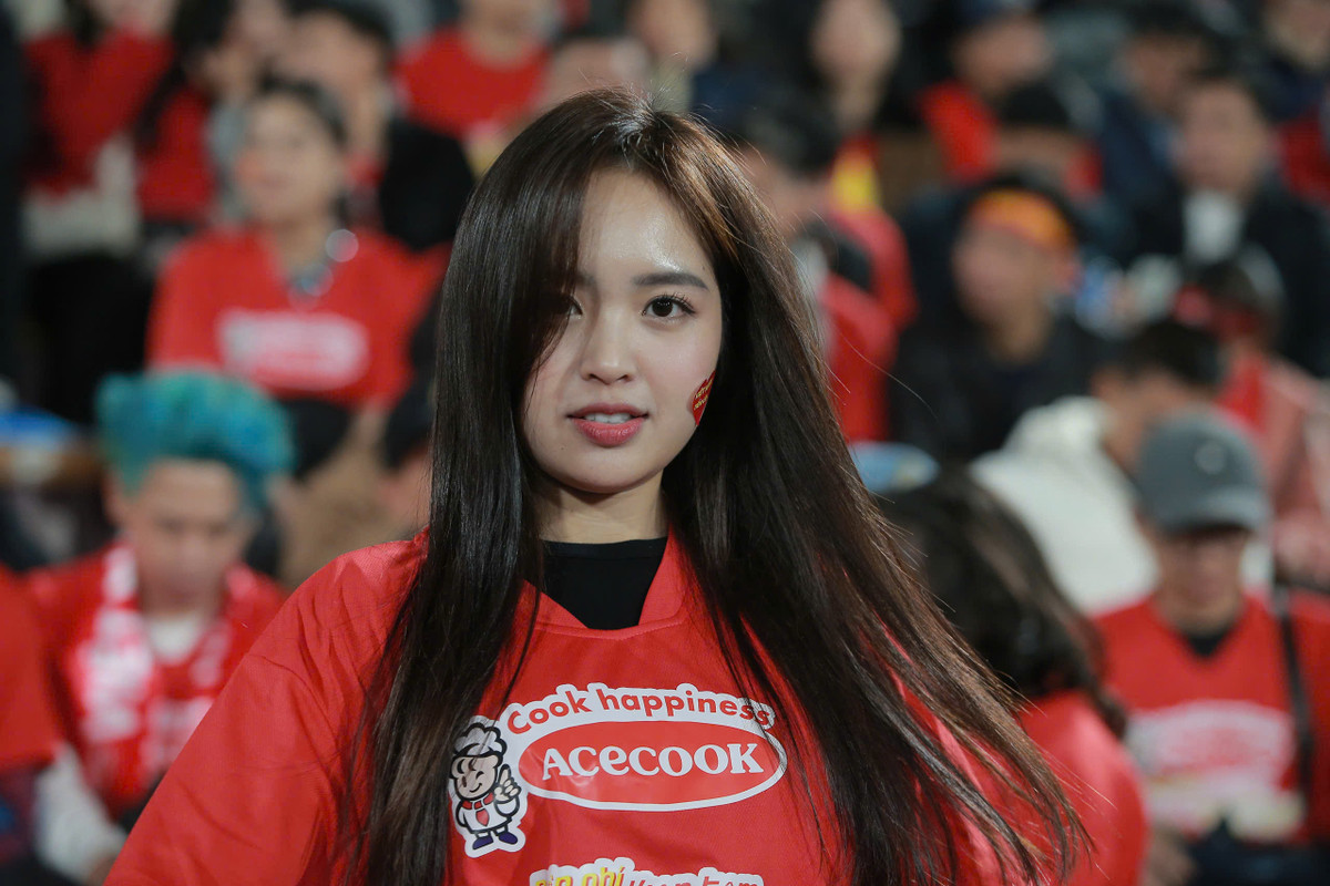 Lê Phương Anh luôn thể hiện sự nhiệt huyết của mình khi thường xuyên có mặt để cổ vũ những đội tuyển bóng đá mà mình yêu mến.