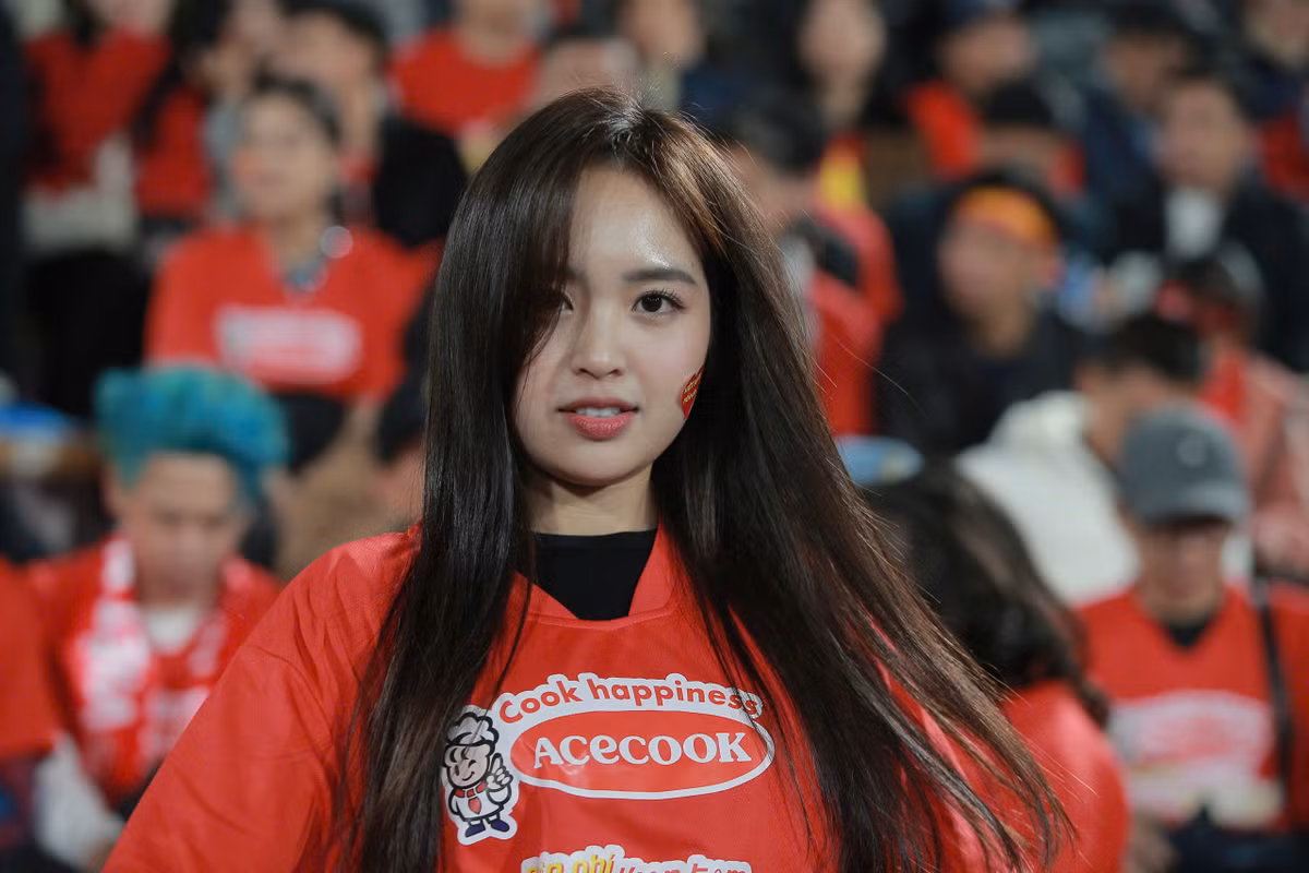 Lê Phương Anh luôn thể hiện sự nhiệt huyết của mình khi thường xuyên có mặt để cổ vũ những đội tuyển bóng đá mà mình yêu mến.