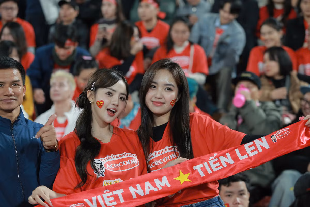 Đông đảo người dân đã có mặt trên khán đài sân vận động Việt Trì để cổ vũ cho đội tuyển Việt Nam trước đối thủ nhiều duyên nợ Indonesia. Trong đó hình ảnh bóng hồng xinh đẹp với chiếc má lúm duyên dáng đã hút sự chú ý.