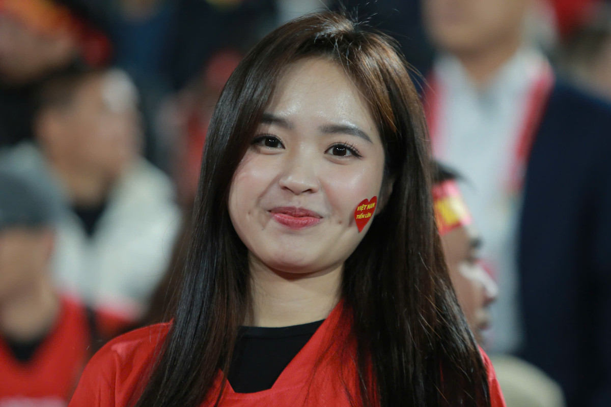 Gương mặt bầu bĩnh cùng đôi mắt to tròn thu hút cái nhìn của người đối diện.