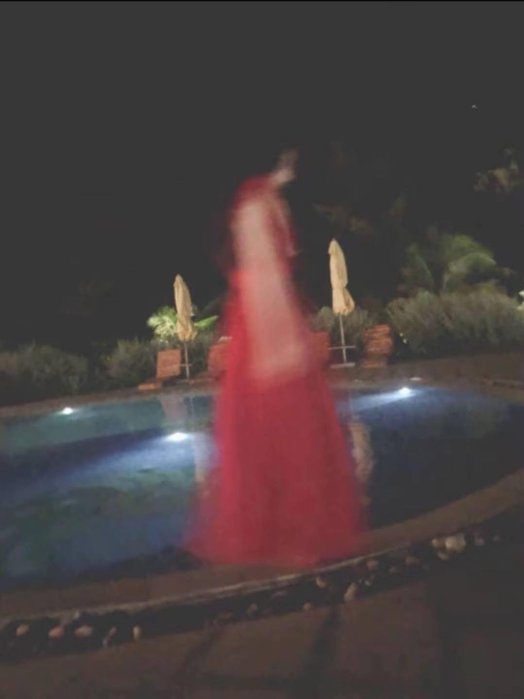 Trông như một chiếc bóng dập dìu, nhiều người bày tỏ: "Nhìn như u hồn thiện nữ vậy, còn không cả thấy chân đâu", "tình bạn này chắc có bền lâu", "haha xin lỗi vì đã cười, trình độ chụp ảnh thượng thừa này thì đáng vinh danh".