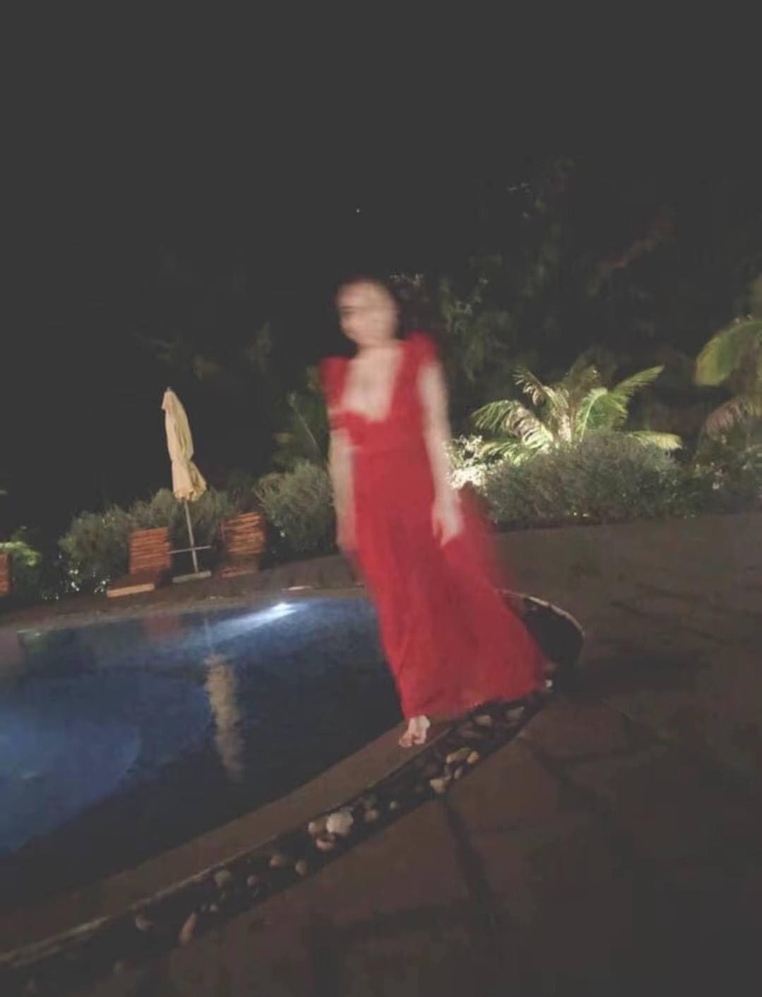 Một trong những thú vui khi đi chơi đây đó của hội chị em chính là được chụp ảnh, đặc biệt những bức ảnh đẹp. Thế nhưng không phải ai cũng tìm được phó nháy ruột đáng tin cậy. Có những tấm hình khi nhận được khiến chị em phải "sang chấn tâm lý", điển hình như cô gái trong những tấm ảnh này.