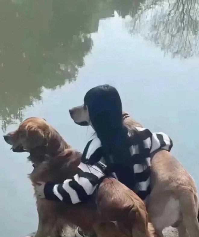 Người xem chắc phải dụi mắt mấy lần mới nhìn được chính xác đầu cô gái này ở đâu. (Ảnh: Tổng hợp Facebook)