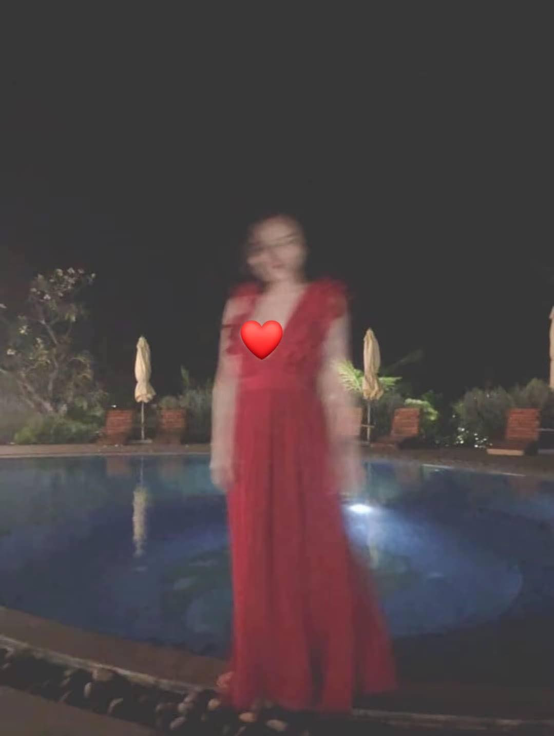 Người ta tạo dáng bên hồ bơi thì gợi cảm, quyến rũ, còn cô gái này thì thậm chí mặt mũi còn...không thấy rõ.