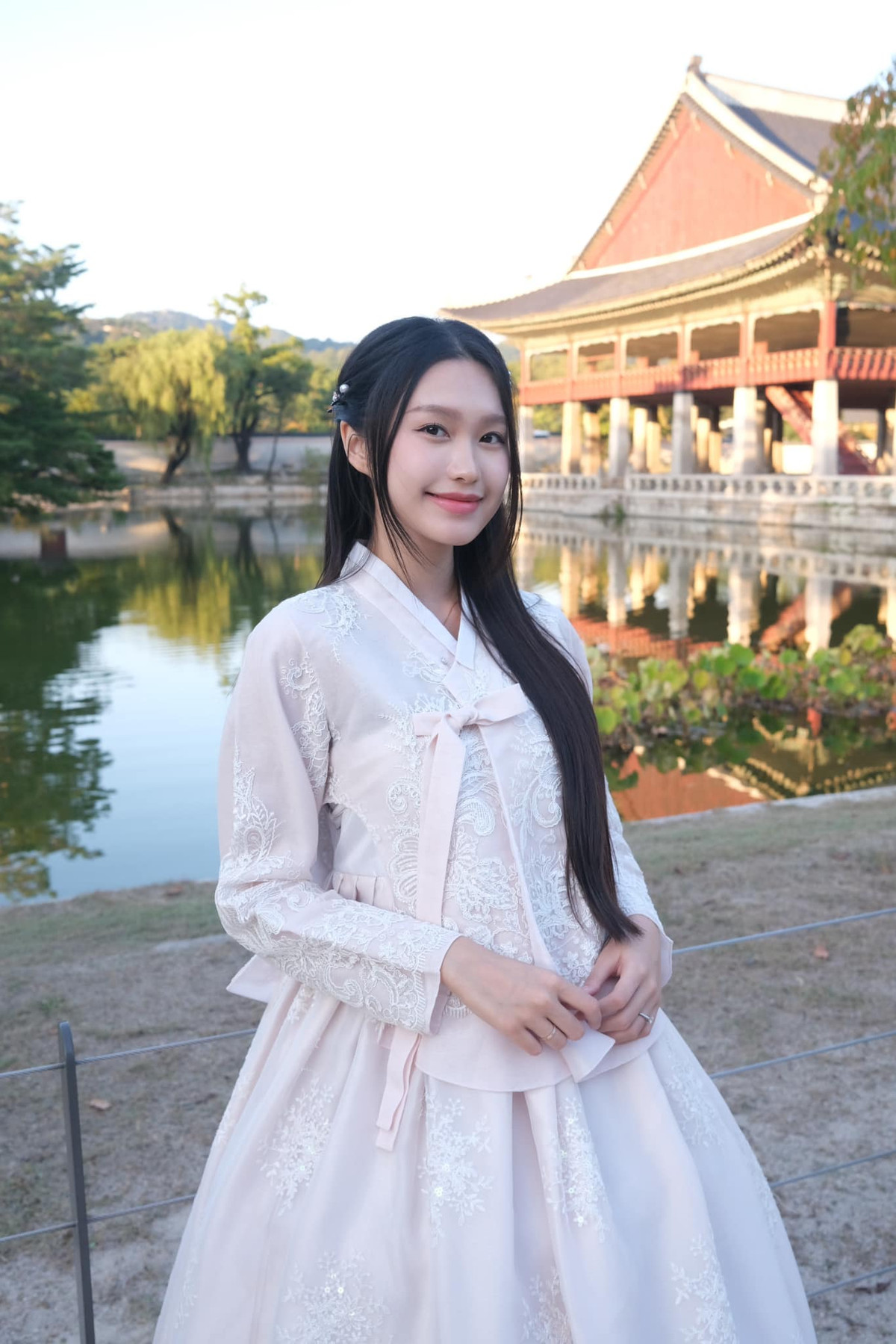 Theo đuổi phong cách nhẹ nhàng, nữ tính, mái tóc dài đen thuần của nàng WAGs cũng được chăm sóc vô cùng tỉ mỉ, chu đáo.