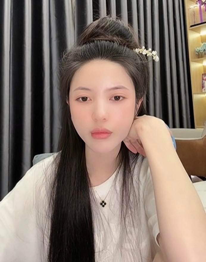 Bên cạnh Doãn Hải My, Chu Thanh Huyền - bà xã Quang Hải cũng sở hữu suối tóc khiến nhiều người mơ ước.