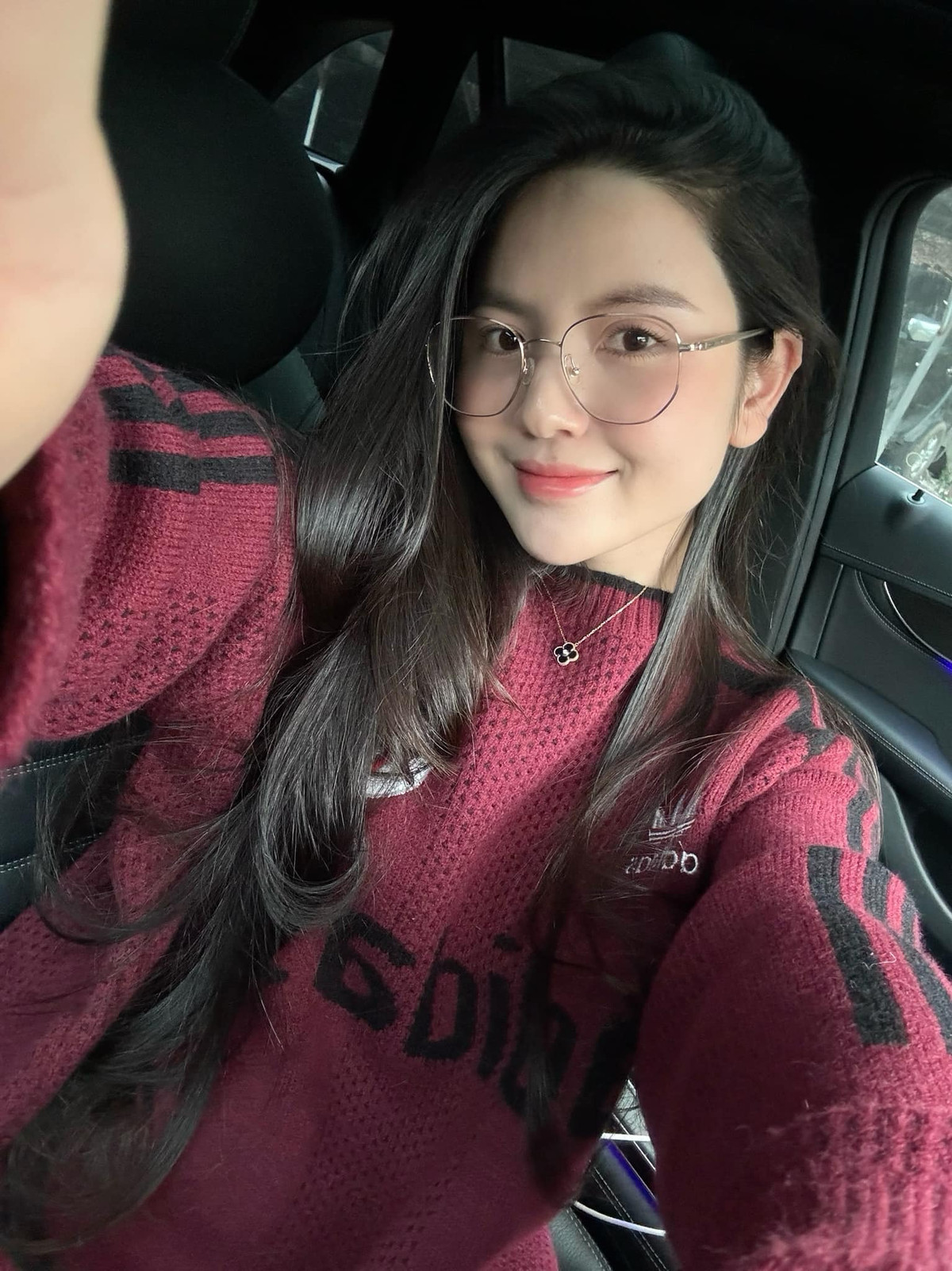 Kiểu tóc này đã đi cùng với Chu Thanh Huyền một thời gian dài. Cô nàng luôn thể hiện tình yêu thương trân trọng và nâng niu với bộ tóc của mình.