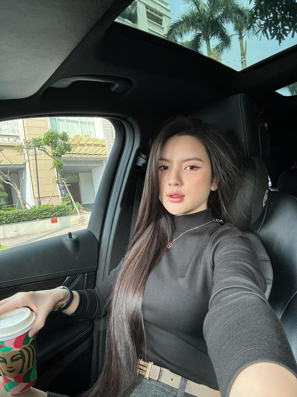 Trong những bức ảnh được đăng tải lên trang cá nhân, mái tóc của cô nàng luôn là tâm điểm của sự chú ý. (Ảnh: FBNV)