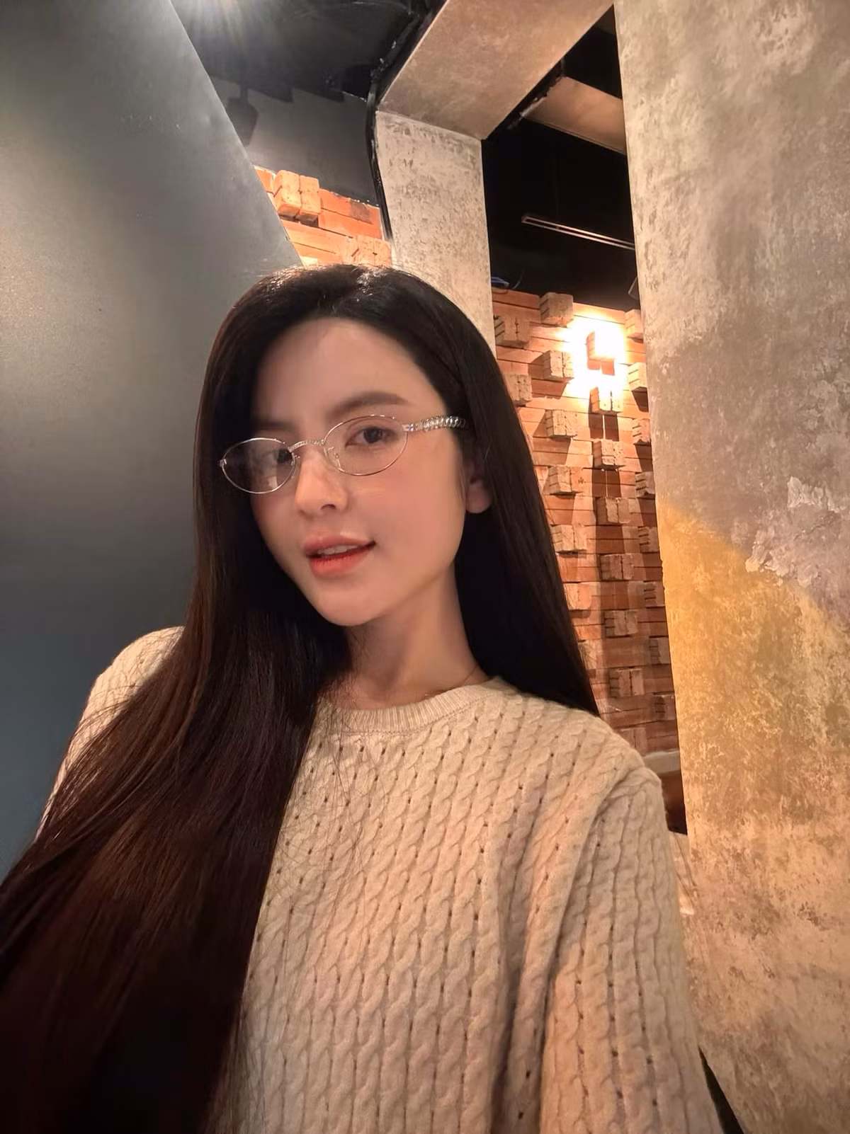 Chu Thanh Huyền luôn gắn liền với kiểu tóc dài, chẻ ngôi giữa hoặc ngôi lệch. Thông thường, cô sẽ buông xõa mái tóc hoặc buộc nửa đầu để gọn gàng hơn, khoe nét đẹp nữ tính.