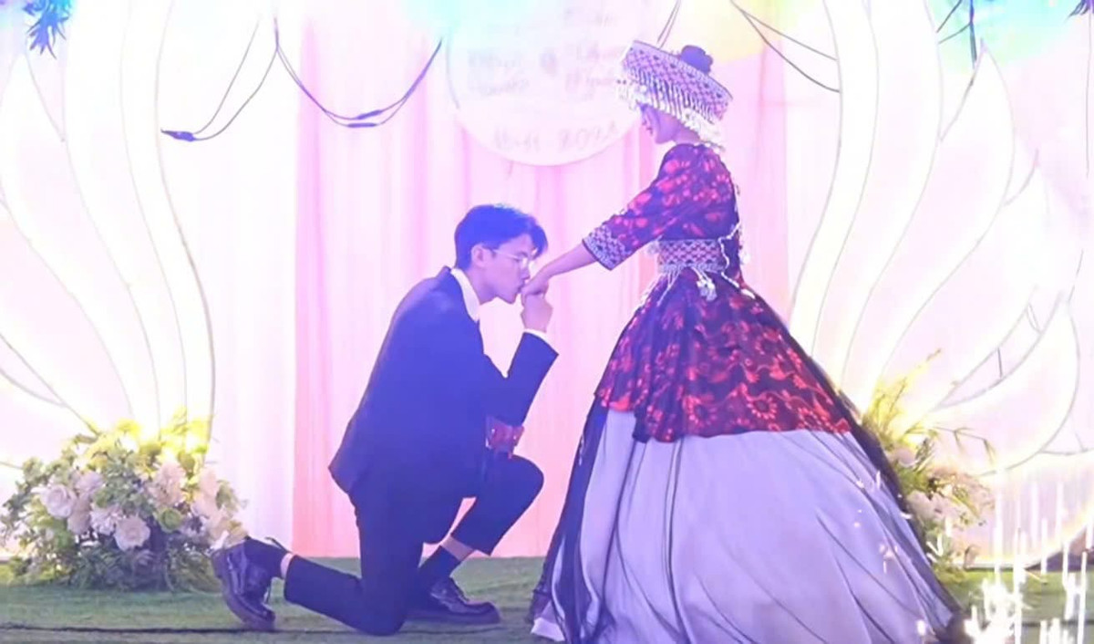 Theo đó, Cô dâu mặc bộ trang phục cưới cách tân của người Mông với nhiều chi tiết tinh xảo; còn chú rể mặc vest lịch lãm.