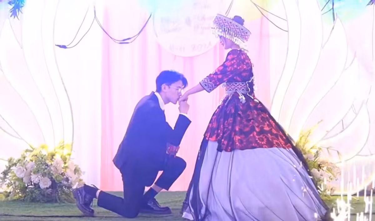 Theo đó, Cô dâu mặc bộ trang phục cưới cách tân của người Mông với nhiều chi tiết tinh xảo; còn chú rể mặc vest lịch lãm.