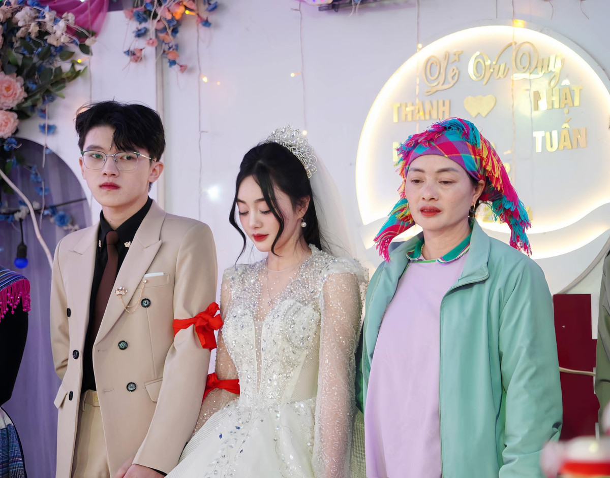 Trong những bức ảnh, cô dâu Lù Thị Ngân xuất hiện như nàng công chúa trong những câu chuyện cổ tích. Cô nàng sở hữu gương mặt nhỏ nhắn, đường nét trong trẻo, ngọt ngào.