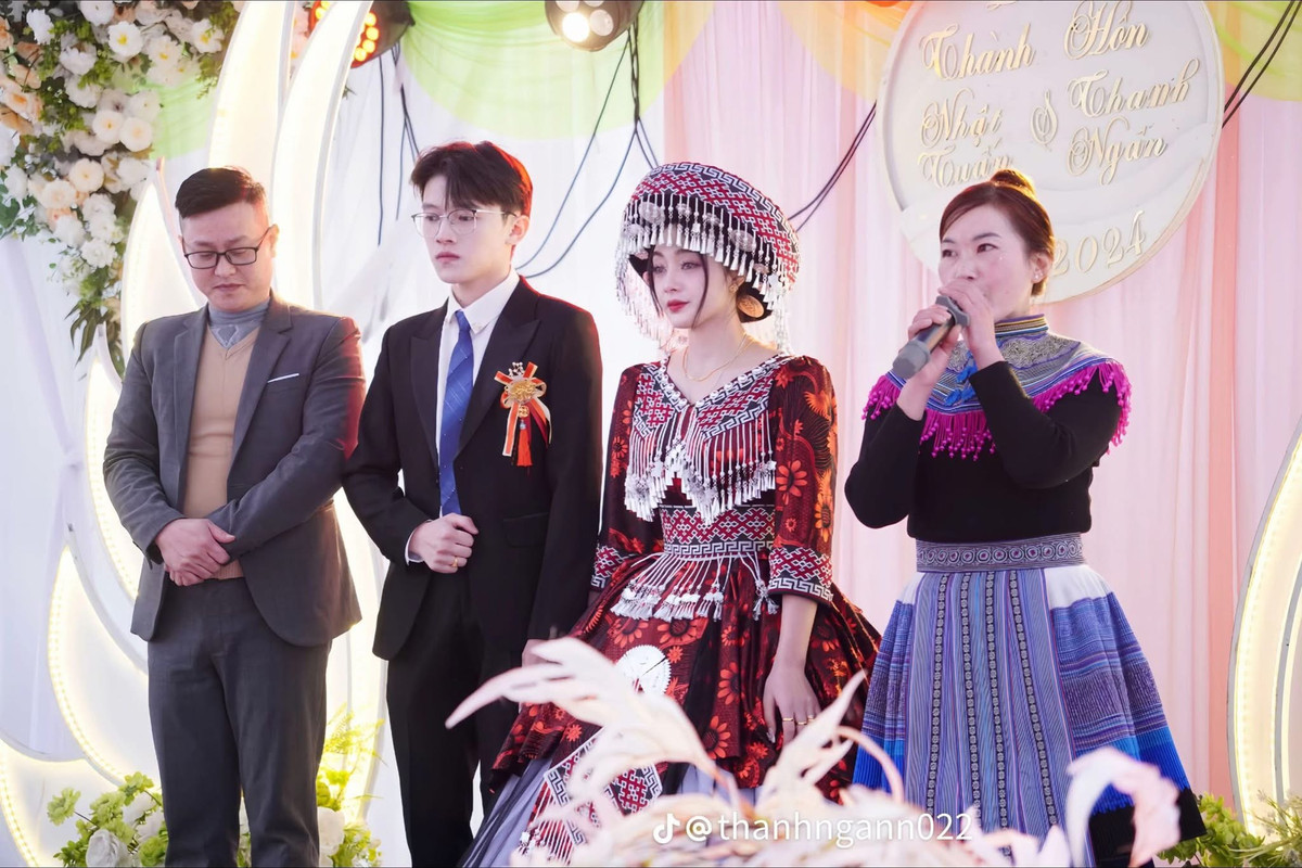 Ngoài chiếc váy cưới trắng, cô dâu cũng diện trang phục dân tộc truyền thống. Hình ảnh cô dâu trong bộ váy cưới cách tân của người Mông, kết hợp hài hòa với vest lịch lãm của chú rể, đã nhanh chóng thu hút hàng nghìn lượt thích và bình luận.