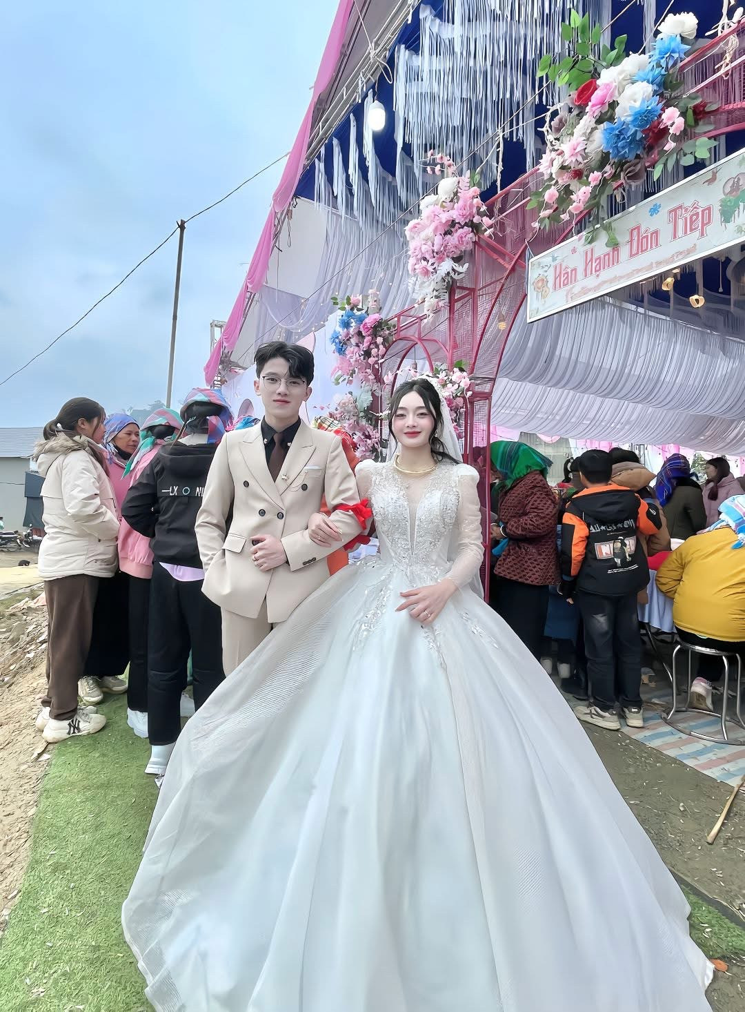 Ngoài sự xinh đẹp của cô dâu, netizen cũng trầm trồ trước vẻ ngoài điển trai của chú rể, thậm chí ví anh chàng như một 'tổng tài' bước ra từ màn ảnh nhỏ.