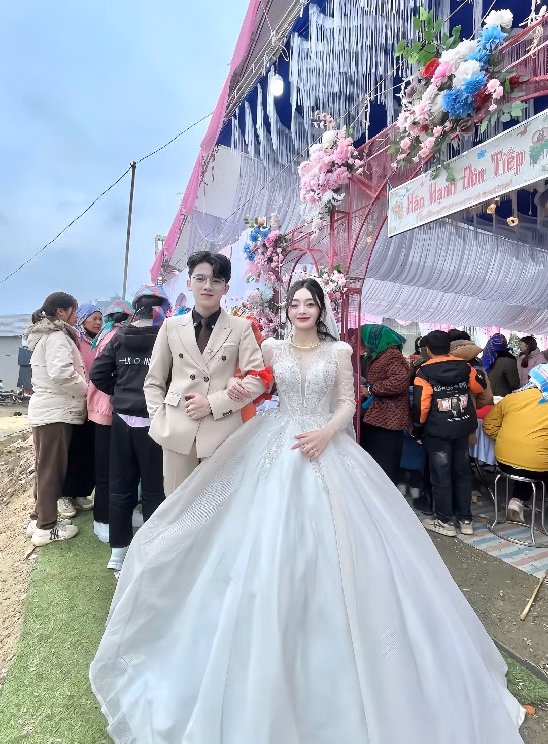 Ngoài sự xinh đẹp của cô dâu, netizen cũng trầm trồ trước vẻ ngoài điển trai của chú rể, thậm chí ví anh chàng như một 'tổng tài' bước ra từ màn ảnh nhỏ.