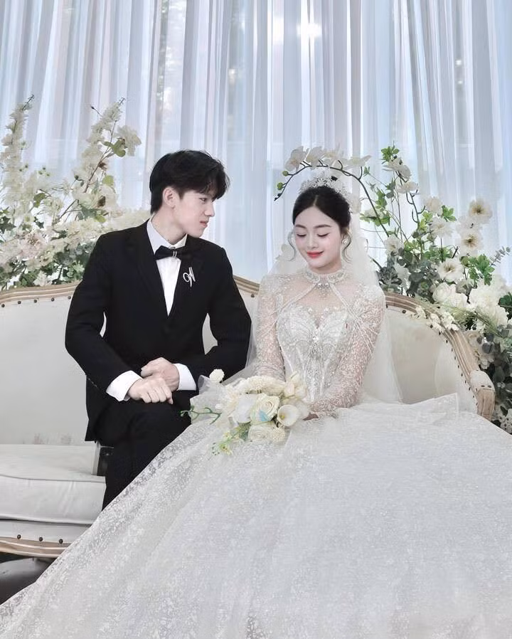 Hiện tại những hình ảnh về đám cưới của cặp đôi vẫn được chia sẻ nhiều trên các nền tảng MXH, tài khoản Tiktok của cô dâu cũng hút hơn 12.000 người theo dõi.