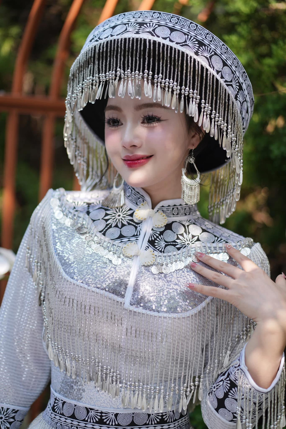 Theo chia sẻ của cô dâu Lù Thị Ngân, bộ váy cưới mà cô mặc do chị chồng may cho; họa tiết và hoa văn đều nổi bật hơn trang phục truyền thống.