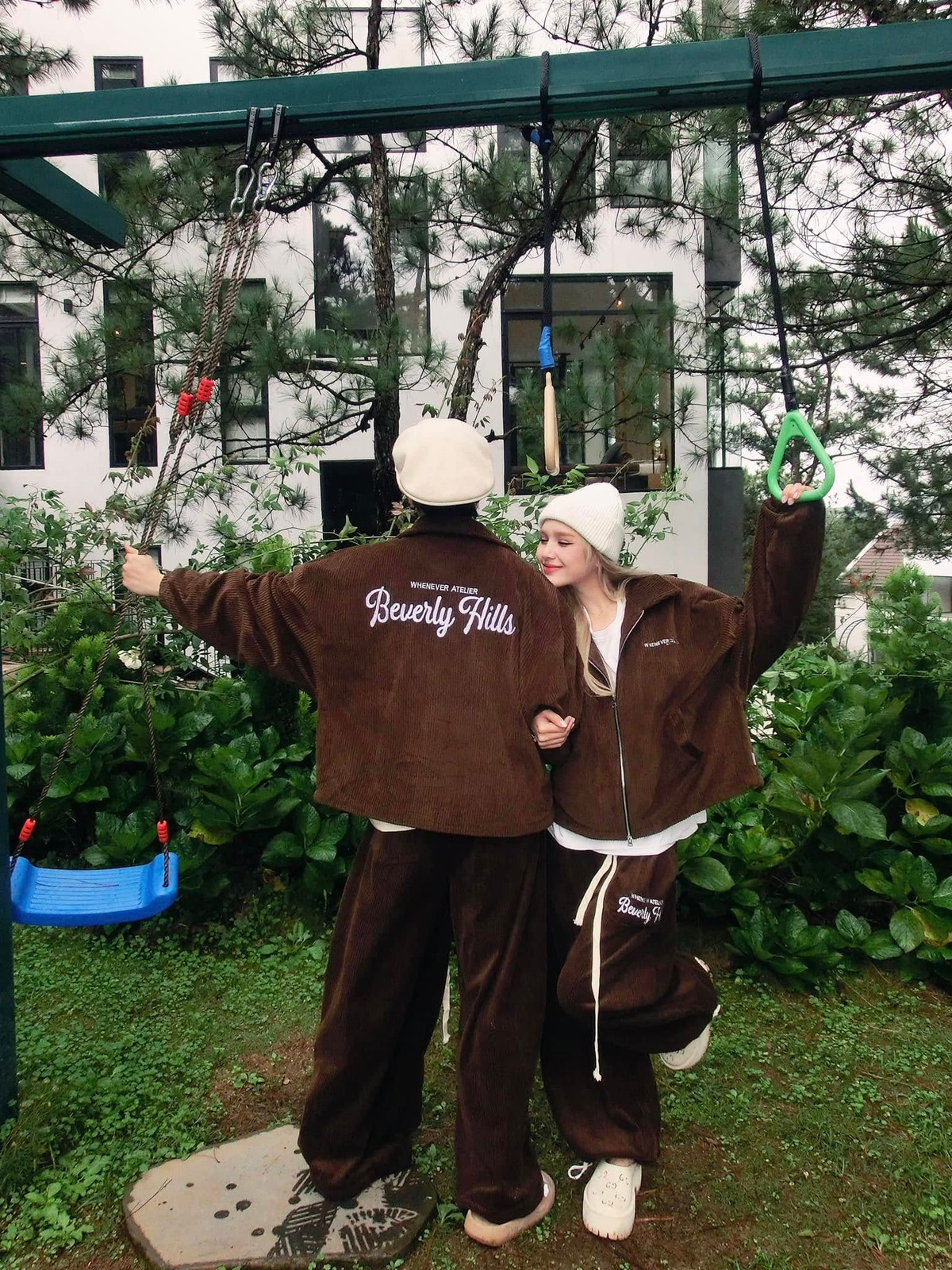 Trước đó, hot girl sinh năm 2002 cũng đăng tải hình ảnh cô cùng Gil Lê đón sinh nhật tại Đà Lạt.