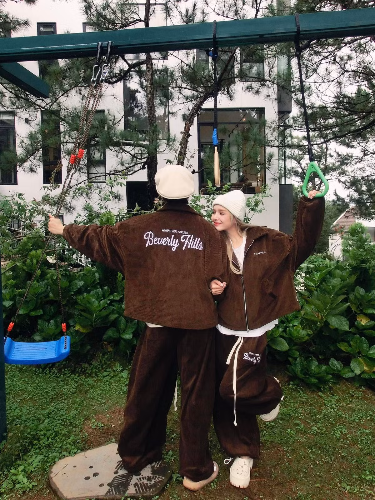 Trước đó, hot girl sinh năm 2002 cũng đăng tải hình ảnh cô cùng Gil Lê đón sinh nhật tại Đà Lạt.